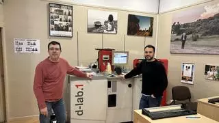 La fotografía analógica resurge en Cáceres: jóvenes revelan carretes en Foto González, buscando tonos diferentes