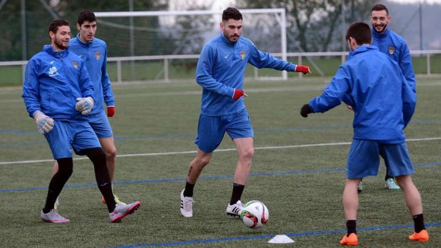 Company, Anxo, Álex (con balón), Jandrín (de espaldas) y Carnero, en una sesión de entrenamiento. // Rafa Vázquez