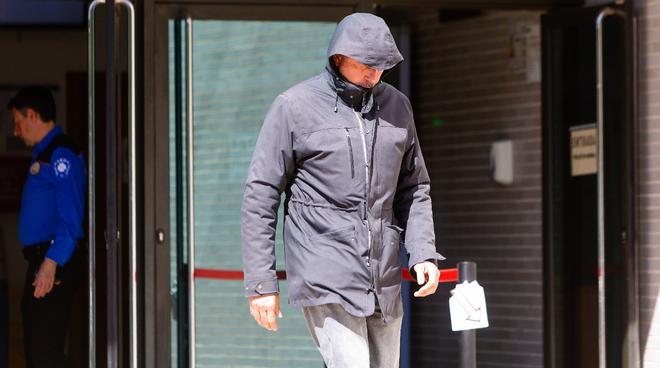 El concejal de Altea detenido por supuestos malos a su pareja tratos sale del juzgado de Dénia