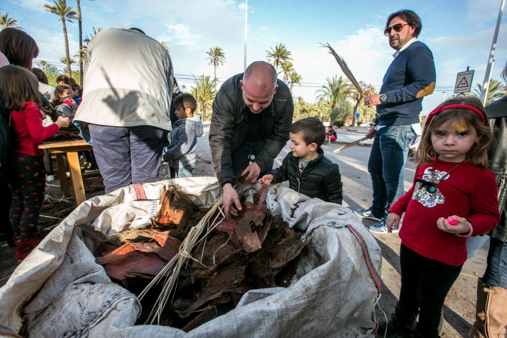 La Asociación de Palmereros y el Museo Arqueológico llevan a cabo talleres con niños para que aprendan a realizar las tradicionales antorchas