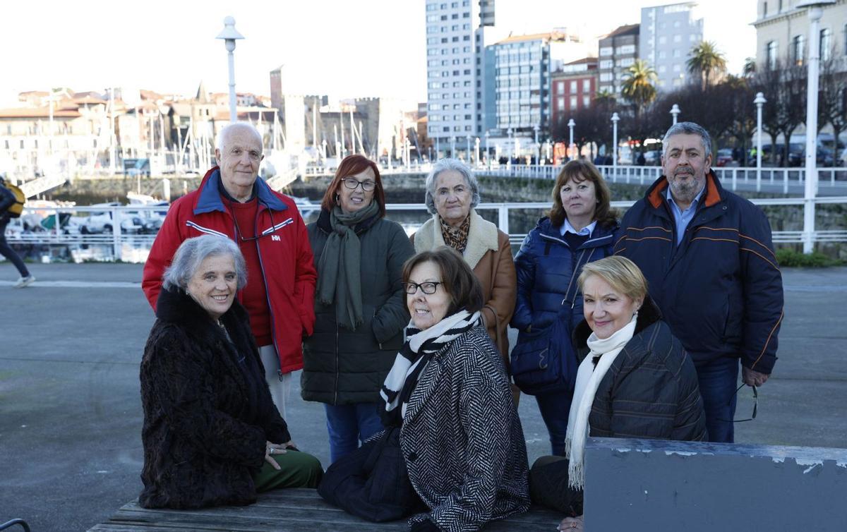 Por la izquierda, de pie, Jos&eacute; Antonio L&oacute;pez, Sonia D&iacute;az, Carmen Alonso, Geli Mart&iacute;nez y V&iacute;ctor Cuesta. Sentados, Charo Falc&oacute;n, Bego&ntilde;a &Aacute;lvarez y Clara Isabel Mart&iacute;nez, en el espig&oacute;n central del Muelle.  | &Aacute;NGEL GONZ&Aacute;LEZ