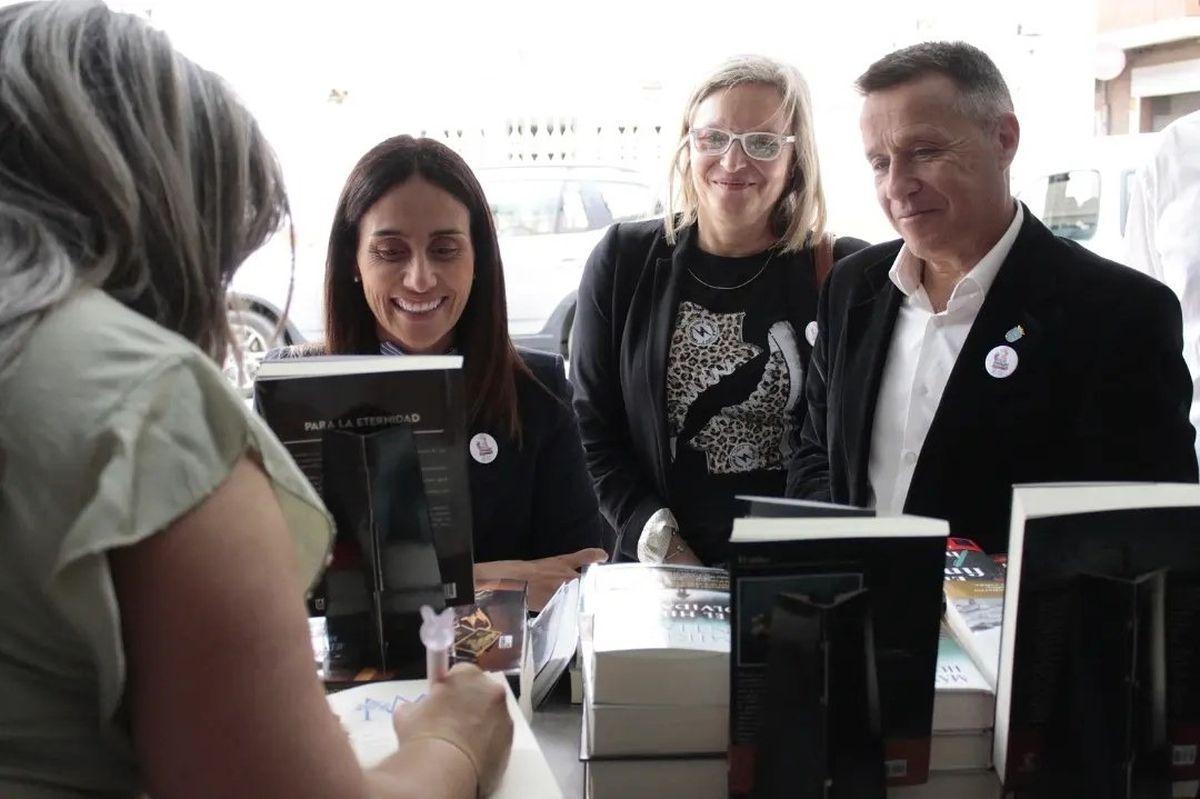 L'alcalde de Burriana, Jorge Monferrer, durant la passada edició de la Fira del Llibre.