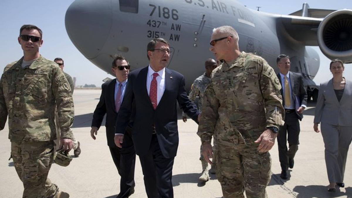 El Secretario de Defensa Ashton Carter llega al aeropuerto de Badgad, Iraq.