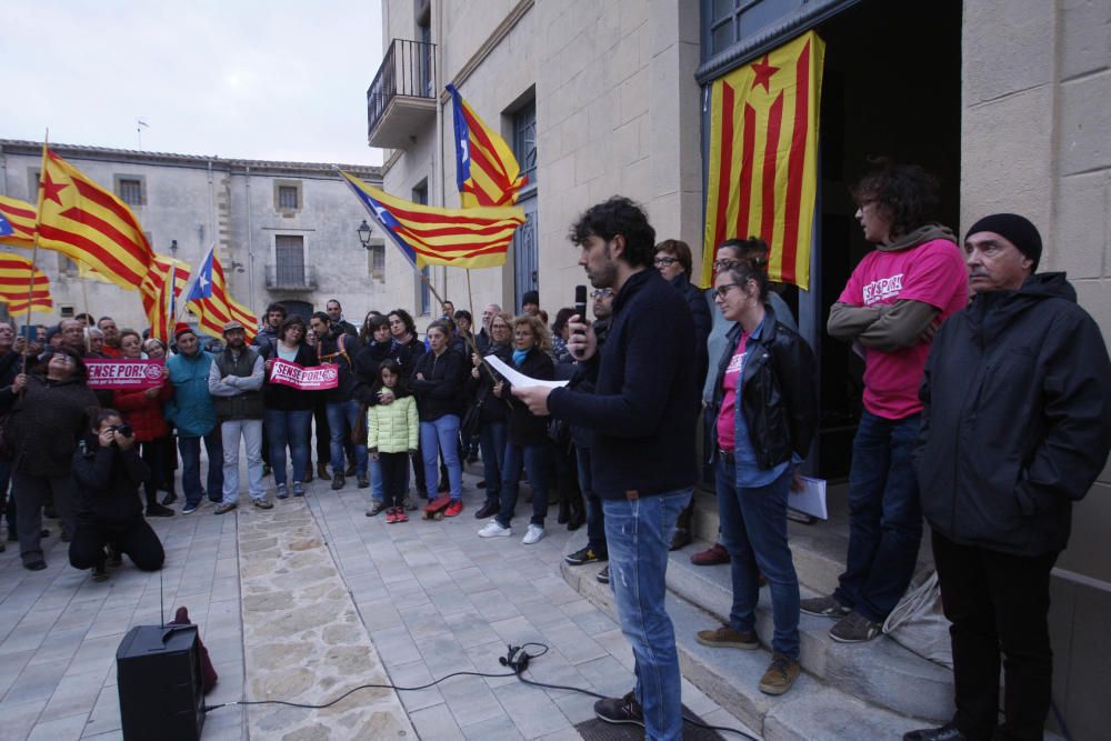 Els veïns de Verges donen suport a la desobediència de l''Ajuntament