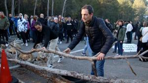 Trabajadores bloquean los accesos a la cárcel de Mas dEnric