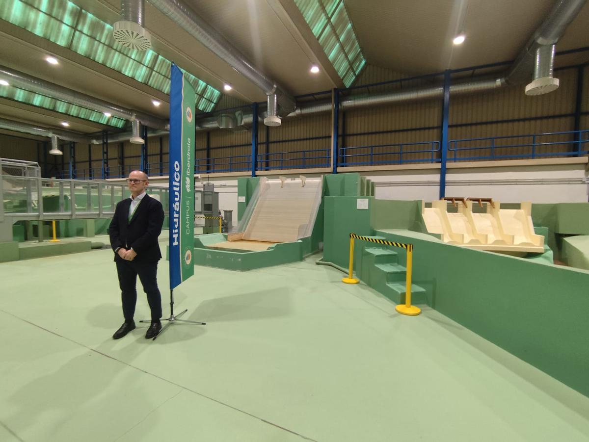 El delegado de Iberdrola en Castilla y León, Miguel Calvo, en el laboratorio de hidráulica de Ricobayo.