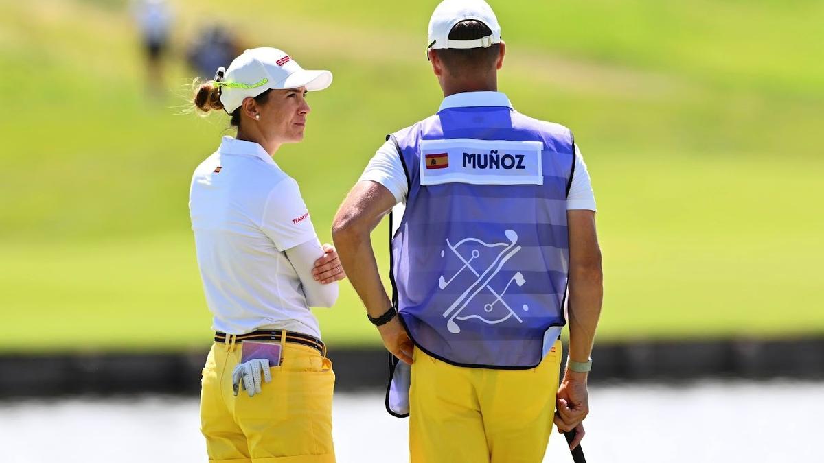 Azahara Muñoz charla con su esposo, Tim Vickers, que le realiza las tareas de caddie en París