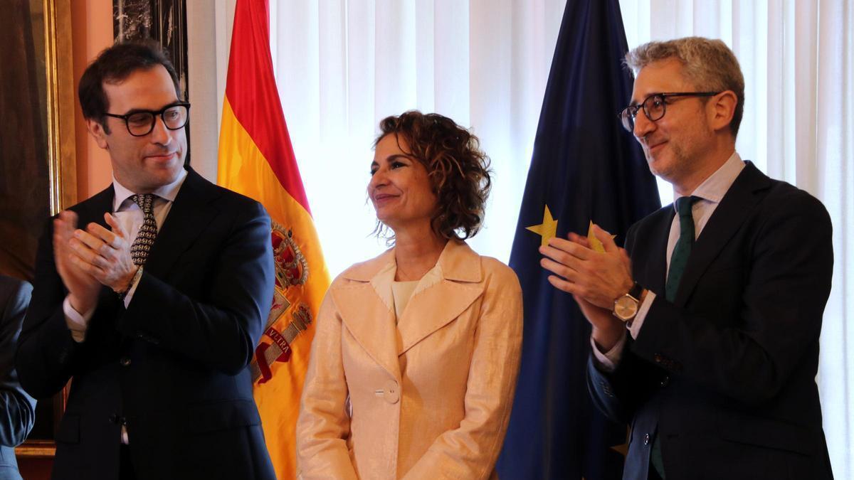 La vicepresidenta sortint María Jesús Montero i els ministres Carlos Cuerpo i Arcadi España, aquest divendres a Madrid