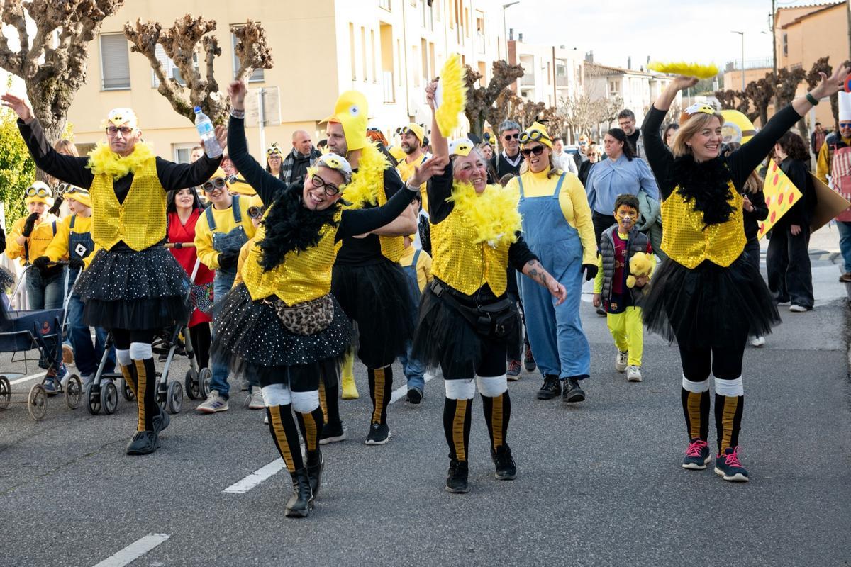 Riudellots viu un Carnestoltes participatiu i familiar pels carrers del poble.