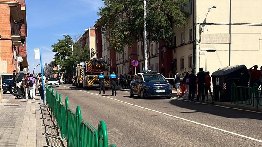 Dispositivo de bomberos y policía en el incendio de la avenida de Galicia de Zamora