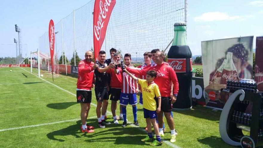 Sergio, Pablo Pérez y el cuerpo técnico del primer equipo brindan con los niños invitados a Mareo.