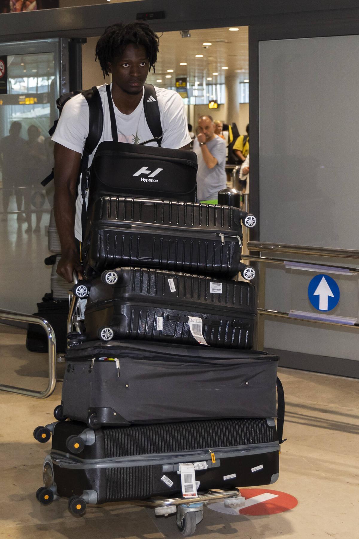 Boubacar Touré, con sus maletas a su llegada a València