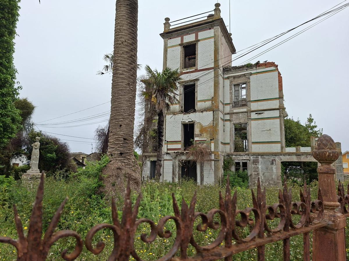 En imágenes: Estado actual de la Torre de Valdepares, en El Franco