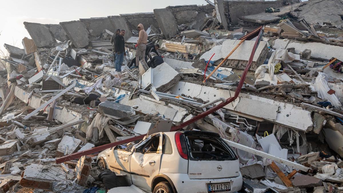 Persones busquen entre les runes d'un edifici a Hatay