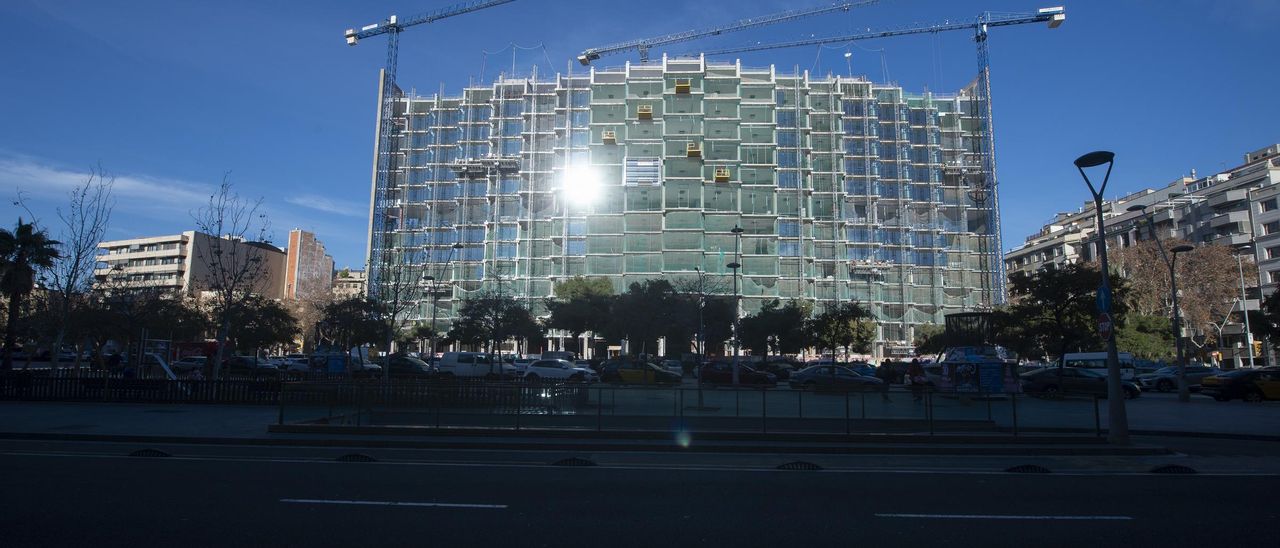 Colocación de los ventanales de cristal en la fachada del edificio Estel, antigua sede de Telefónica en la avenida de Roma.