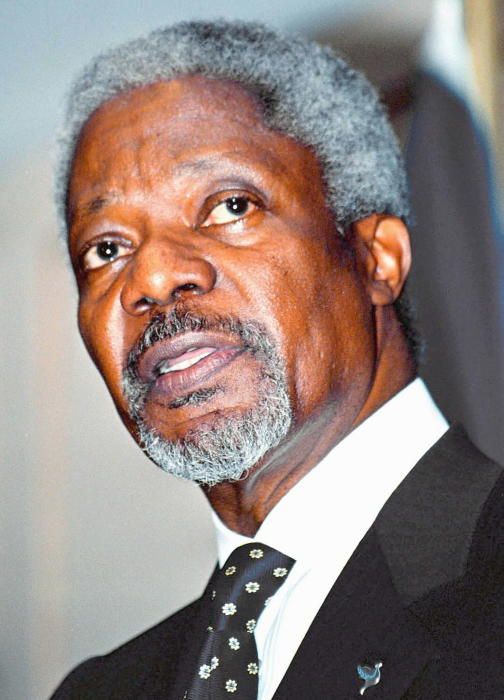 El secretario general de la ONU Kofi Annan responde a las preguntas de los periodistas en una conferencia de prensa en Ankara el lunes 22 de noviembre de 1999.