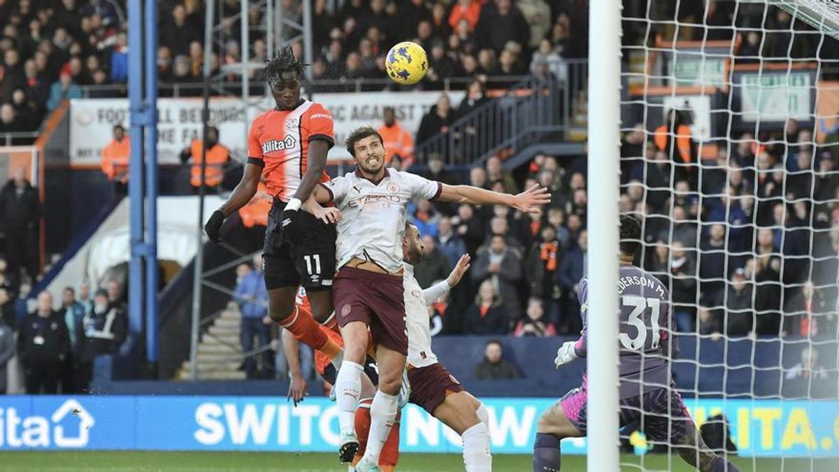 Adebayo se adelanta a Ruben Dias, el defensa del City, y cabecea el 1-0 del Luton ante Ederson.