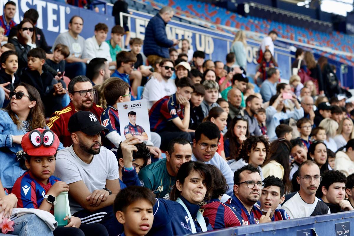 Entrenamiento a puertas abiertas del Levante UD en el Ciutat de ...