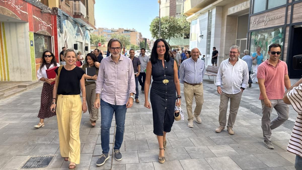 La alcaldesa de Huesca, Lorena Orduna, acompañada por miembros de la corporación municipal, responsables de la obra y vecinos y comerciantes de la zona durante la inauguración