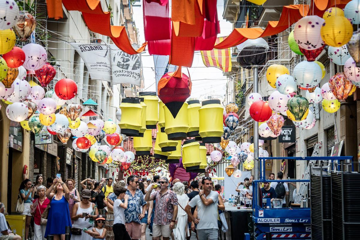 Ambiente en la calle Puigmartí, que presenta 'Viet Fest'.