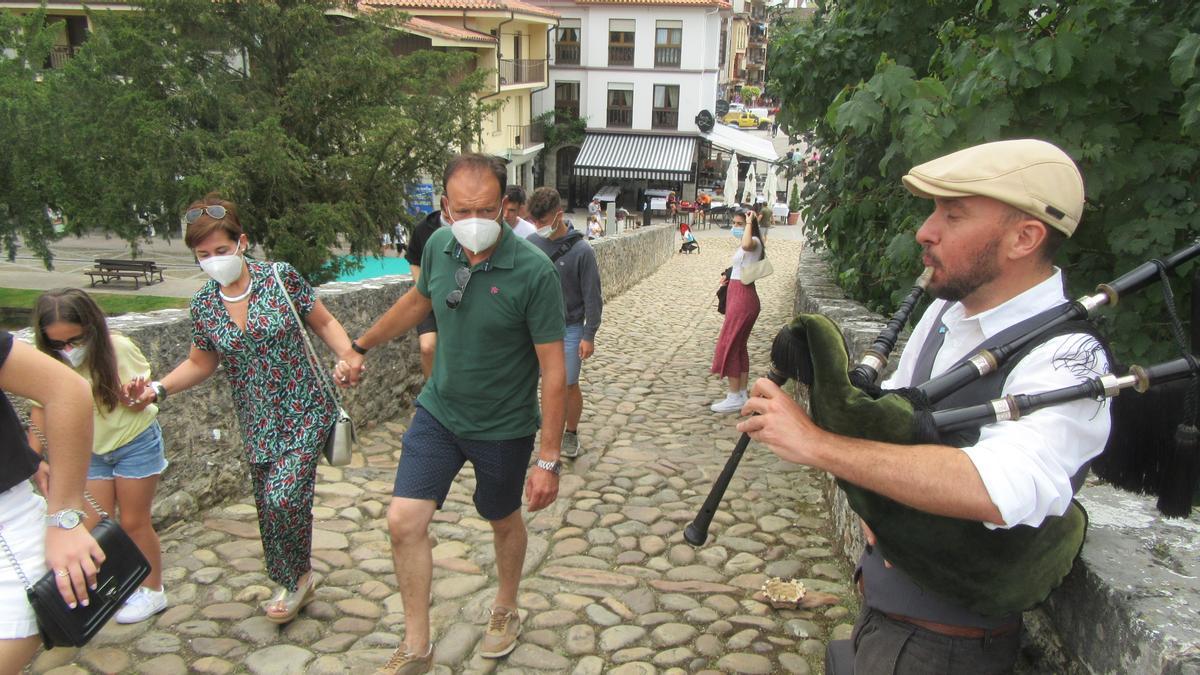 Serxu Luaces, en plena animación callejera.