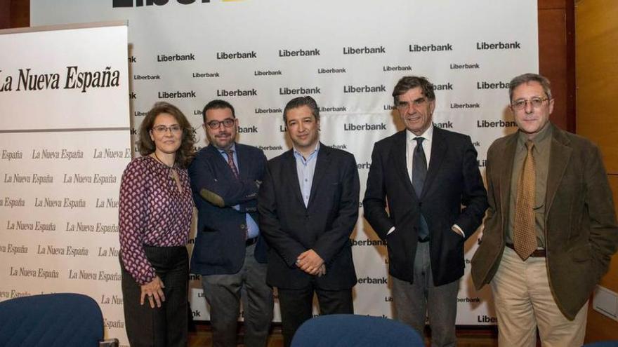 De izquierda a derecha, Encina Cortizo, Cosme Marina, Alberto Zurrón, Ángel Aznárez y Pepe Monteserín, ayer, en Oviedo.