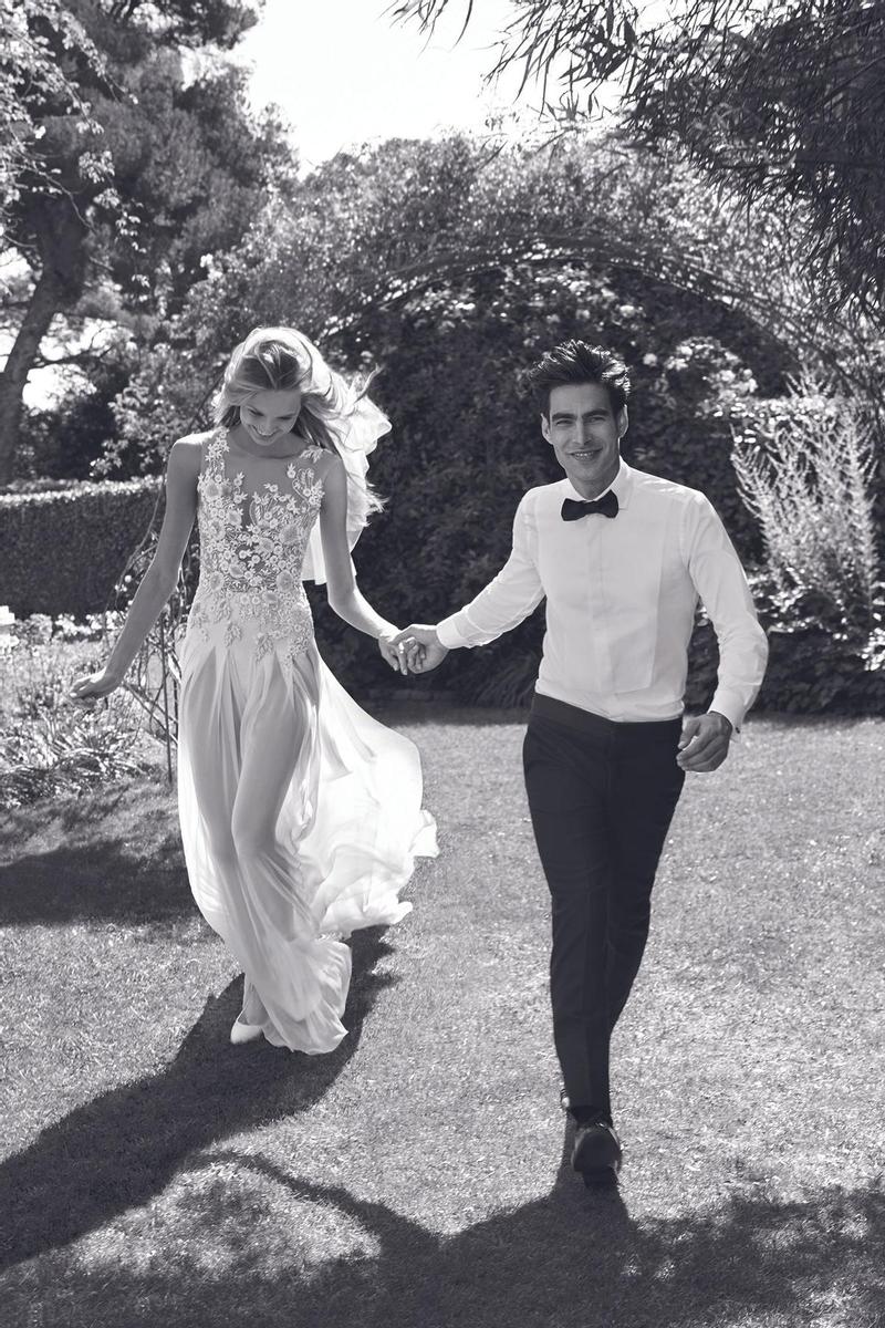 Romee Strijd y Jon Kortajarena en una imagen de la campaña de Pronovias 2017