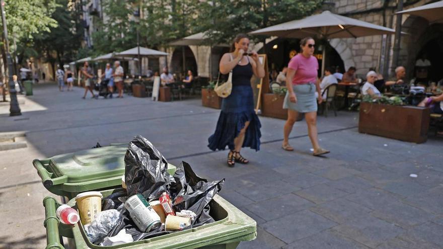Girona vol evitar que la gent llanci envasos de menjar i begudes a les papereres del centre
