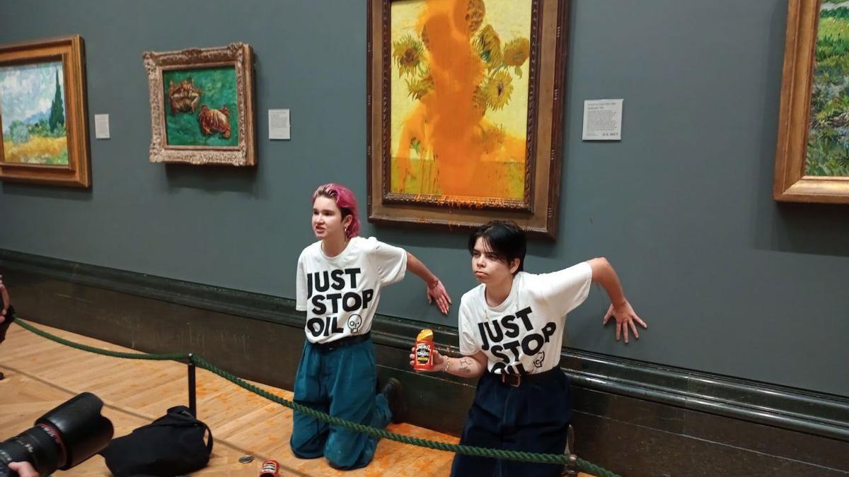 Dos activistas arrojan sopa de tomate sobre una pintura de Van Gogh.