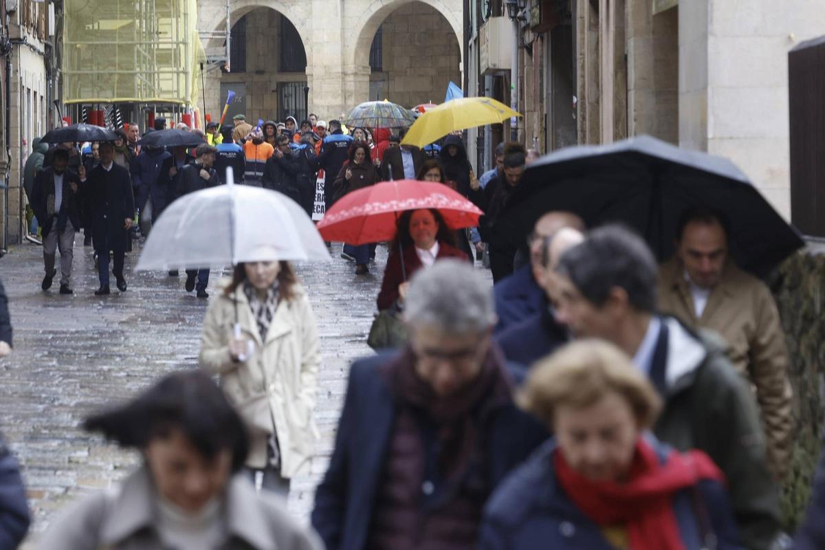 EN IMÁGENES: La alcaldesa de Avilés sufre un escrache en un minuto de silencio por el 11M