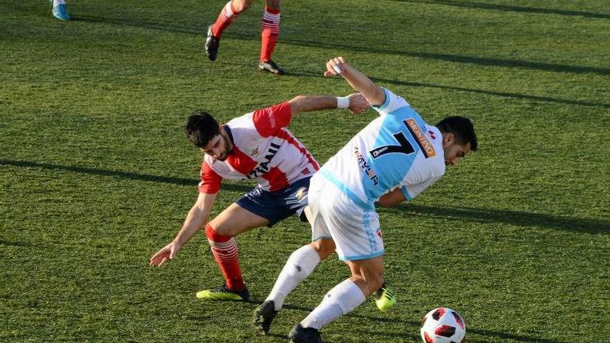 Jesús Varela pugna con un futbolista del Arosa. // Gonzalo Núñez