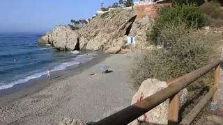 Esta es la playa oculta de Málaga que tiene uno de los mejores miradores de la provincia: es perfecta para ver el atardecer