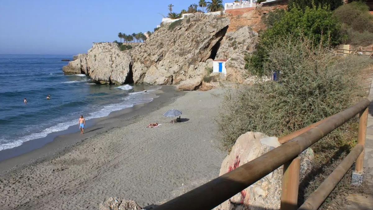 Esta es la playa escondida de Málaga que tiene uno de los mejores miradores de la provincia.