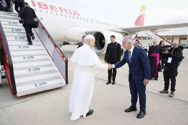 Ángel Víctor Torres despide al papa León XIV en Gando antes de partir de Gran Canaria a Tenerife