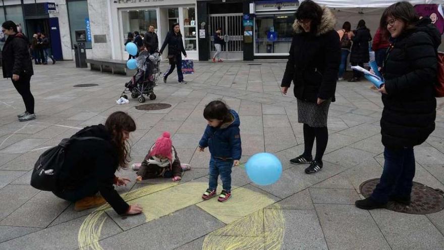 Uno de los juegos infantiles realizados por Bata en el día de concienciación sobre el autismo. // Noé Parga