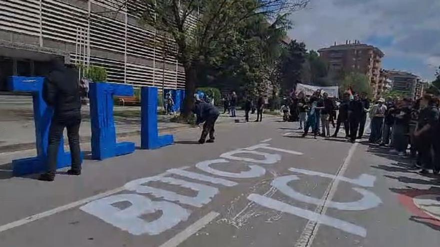 Manifestació de l'1 de maig a Manresa: acció davant de l'UPC