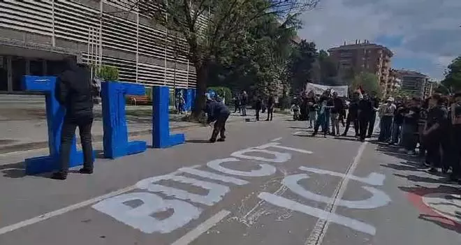Manifestació de l'1 de maig a Manresa: acció davant de l'UPC
