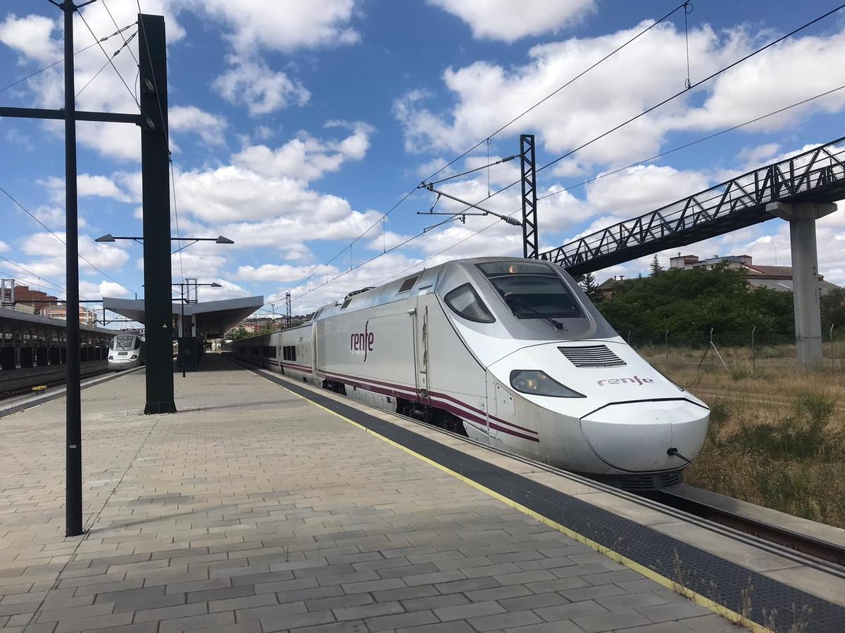 Dos trenes Alvia en la estación de Zamora.