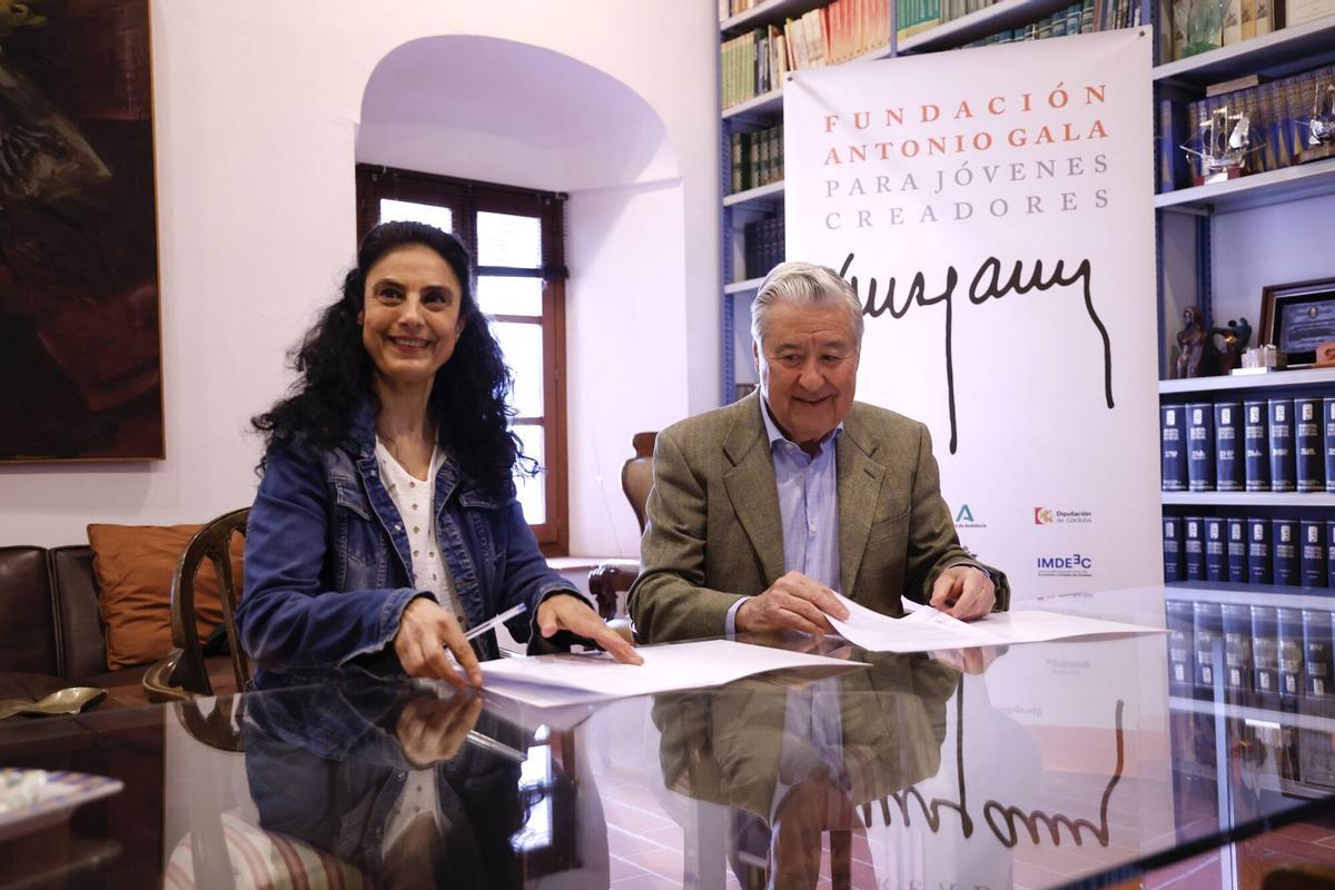 Nieves Palma y Francisco Moreno, durante la firma del convenio para la creación del grupo de teatro de la Fundación Antonio Gala.