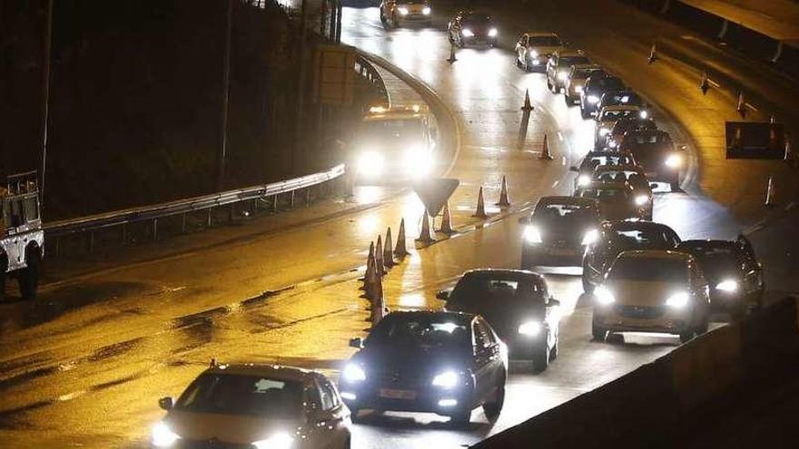 Circulación lenta de vehículos en la autopista en obras a su paso por Chapela, anoche. // R. Grobas