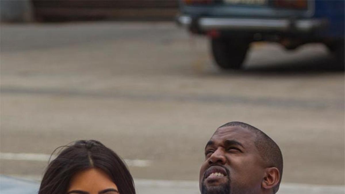 Kim Kardashian y Kanye West en un descapotable de época fucsia por La Habana