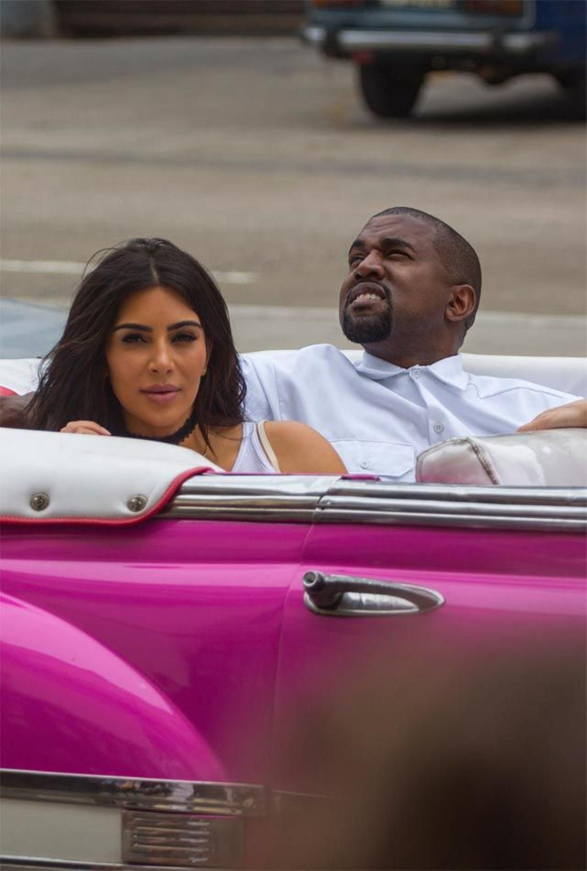 Kim Kardashian y Kanye West en un descapotable de época fucsia por La Habana