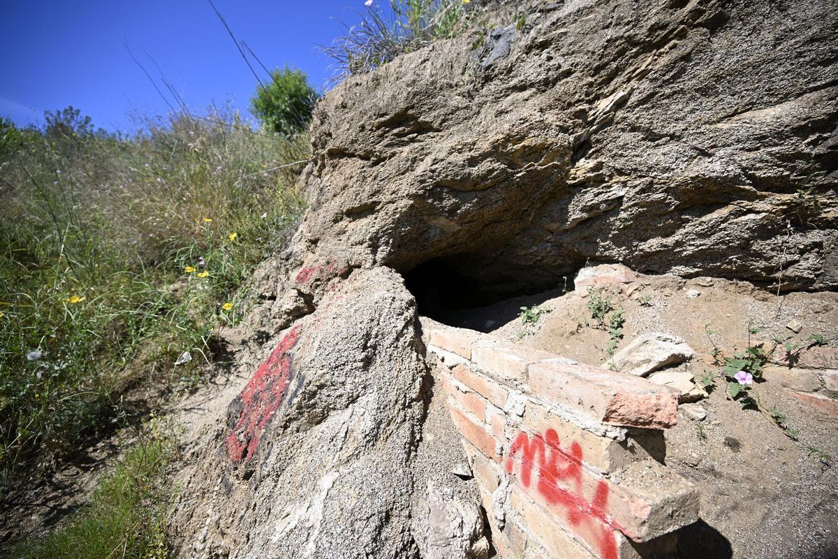 Barcelona. 29.05.2025. Barcellona. Historiadores de Nou Barris reclaman habilitar para visitas el túnel que conecta la Casa de l'Aigua con el Pont dels Tres Ulls y catalogar el edficio como Bien Histórico Fotografía de Jordi Cotrina