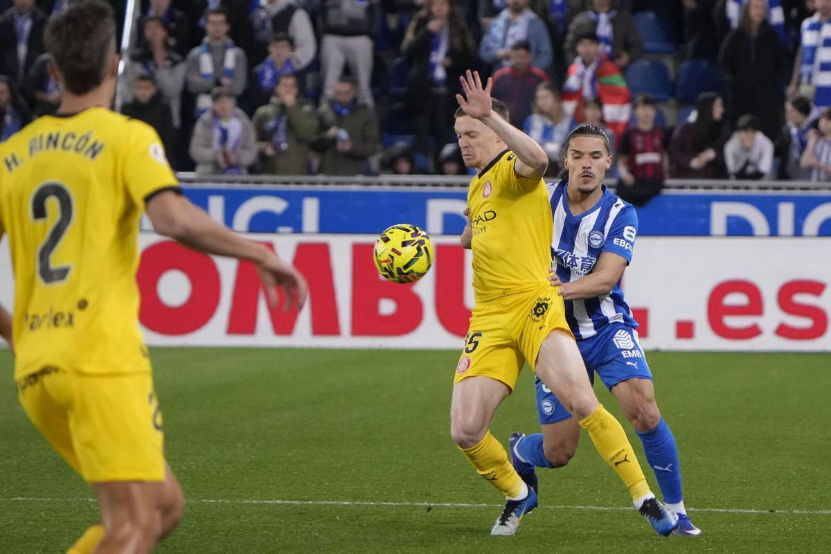 Tsygankov controla un balón defendido por Youssef, este lunes en Mendizorroza.