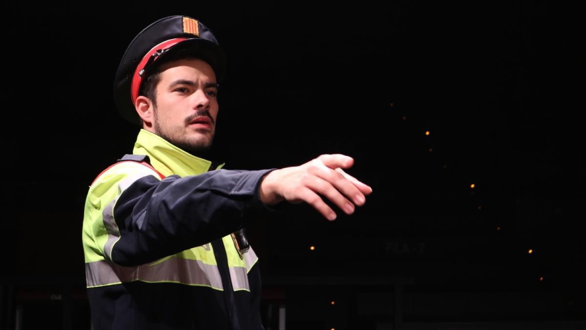 Jaume Casals interpreta al mosso y aporta el contrapunto cómico.