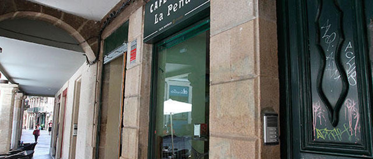 Exterior do Café La Peña, hoxe &quot;café bar&quot;, na Praza do Ferro de Ourense. / Iñaki Osorio