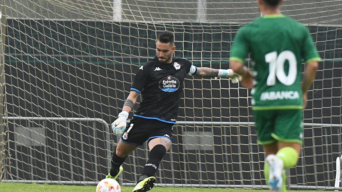El portero coruñés Ian Mackay golpea el balón