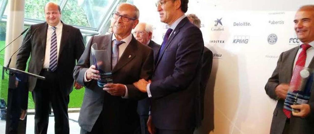 Francisco Barbeito recibe el premio de manos del presidente de la Xunta, Alberto Núñez. // Pontevedresa G.