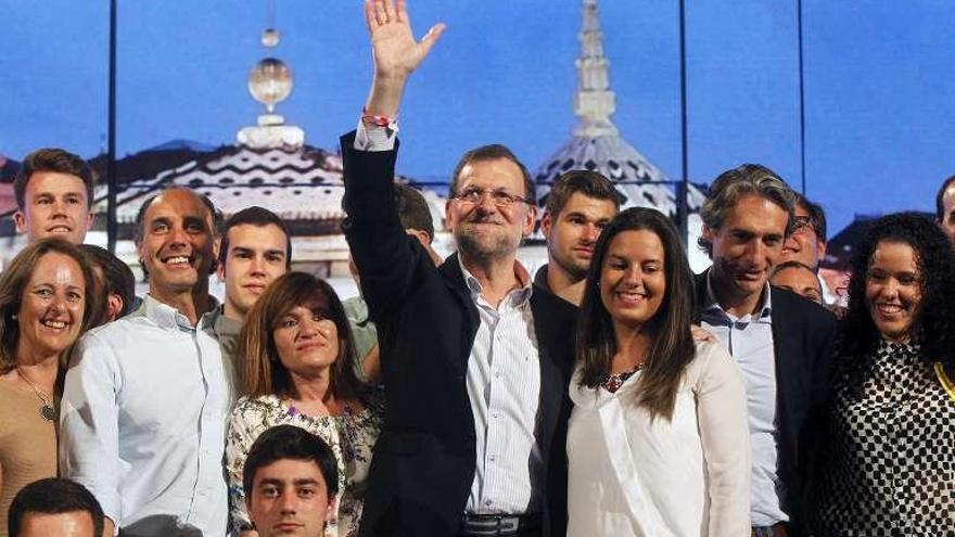 Rajoy, junto a militantes en el mitin de ayer en Santander. // Efe