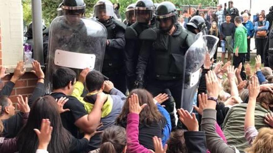 Agents de la Guàrdia Civil intentant impedir el vot a Callús, l&#039;1-O